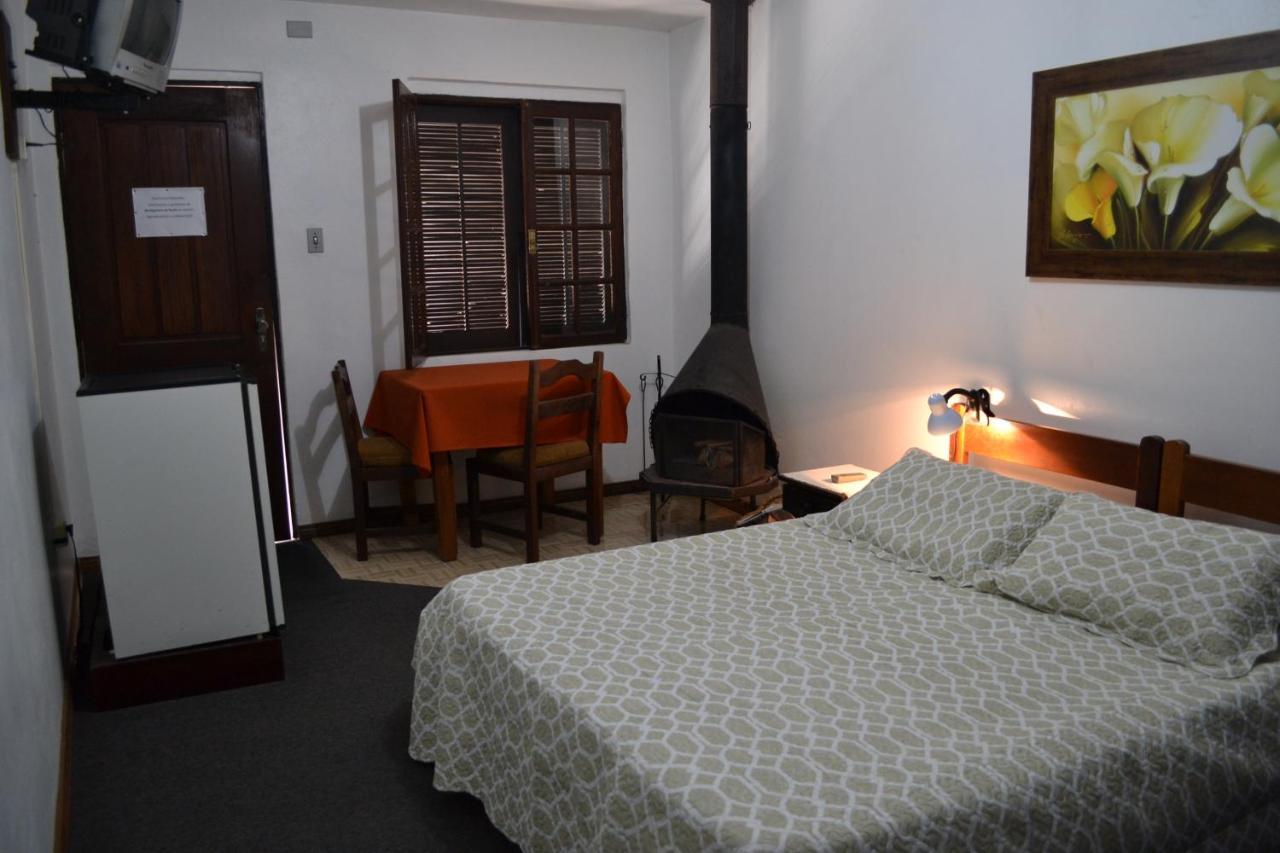 Hotel Pousada Dos Pinheiros カネラ エクステリア 写真